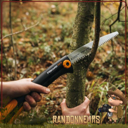 La scie rétractable SW75 Fiskars propose une denture idéale pour élaguer les arbres et arbustes en randonnée bushcraft