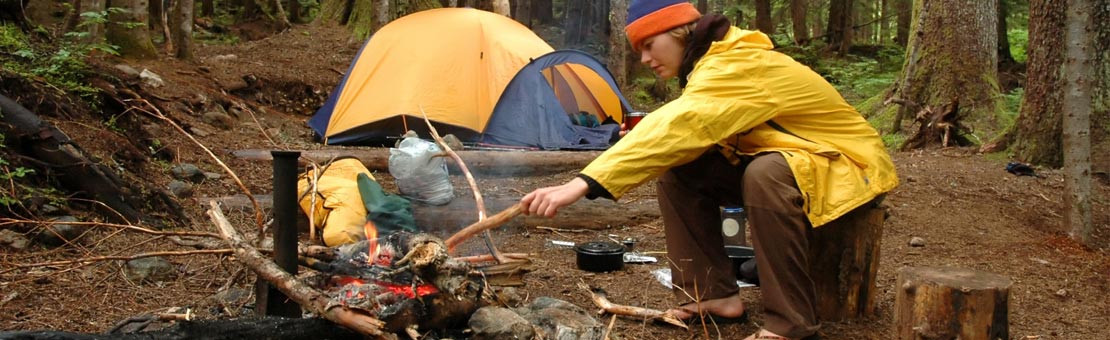Tentes de bivouac et campement base survivaliste